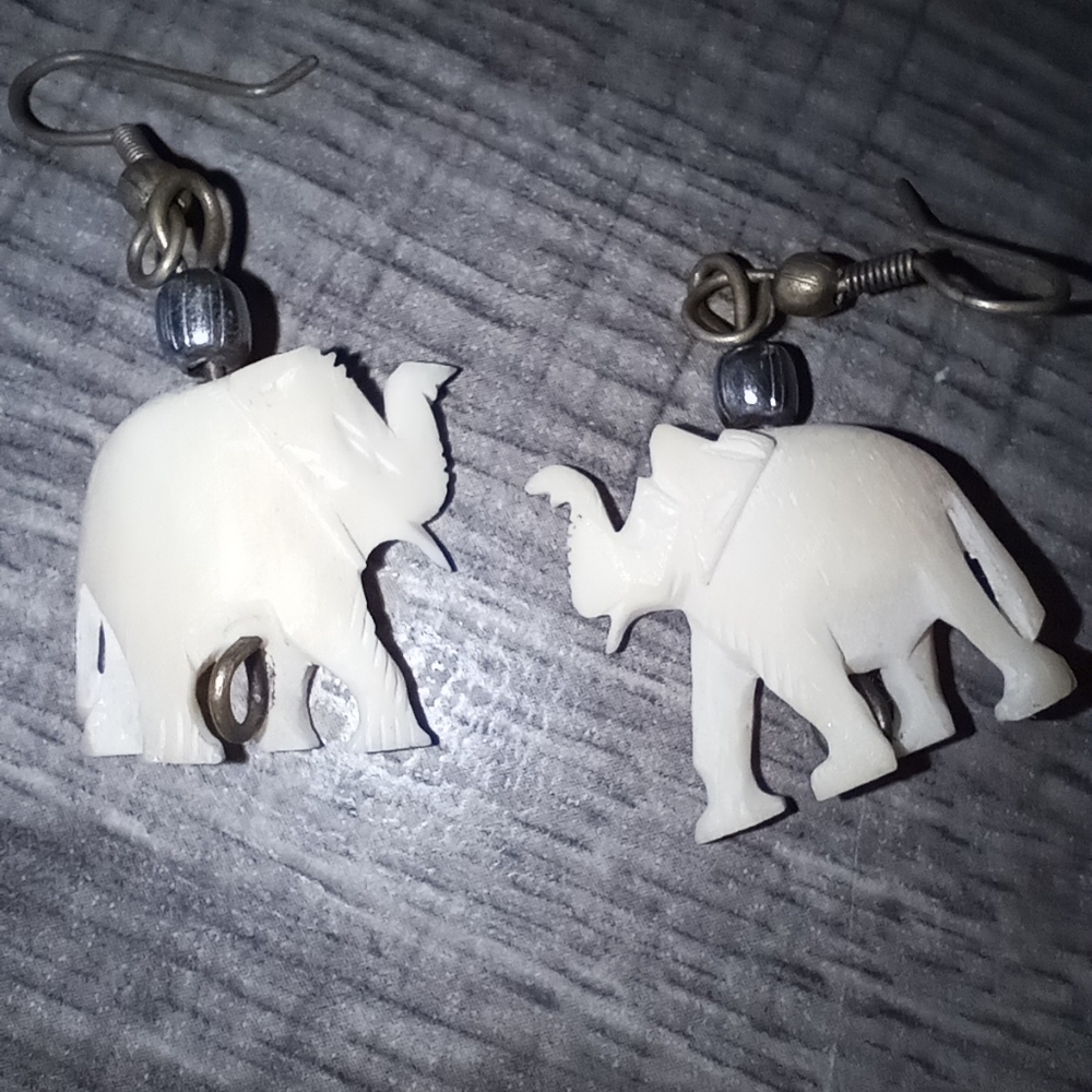 Vintage Bone/Ivory Elephant Earrings - Picture 6 of 6